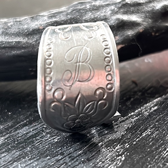 One a kind spoon ring engraved with flowers and the letter B - Picture 3 of 4